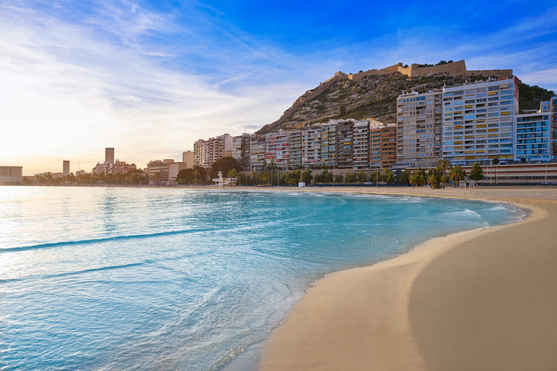 Playa del Postiguet y frente urbano de Alicante