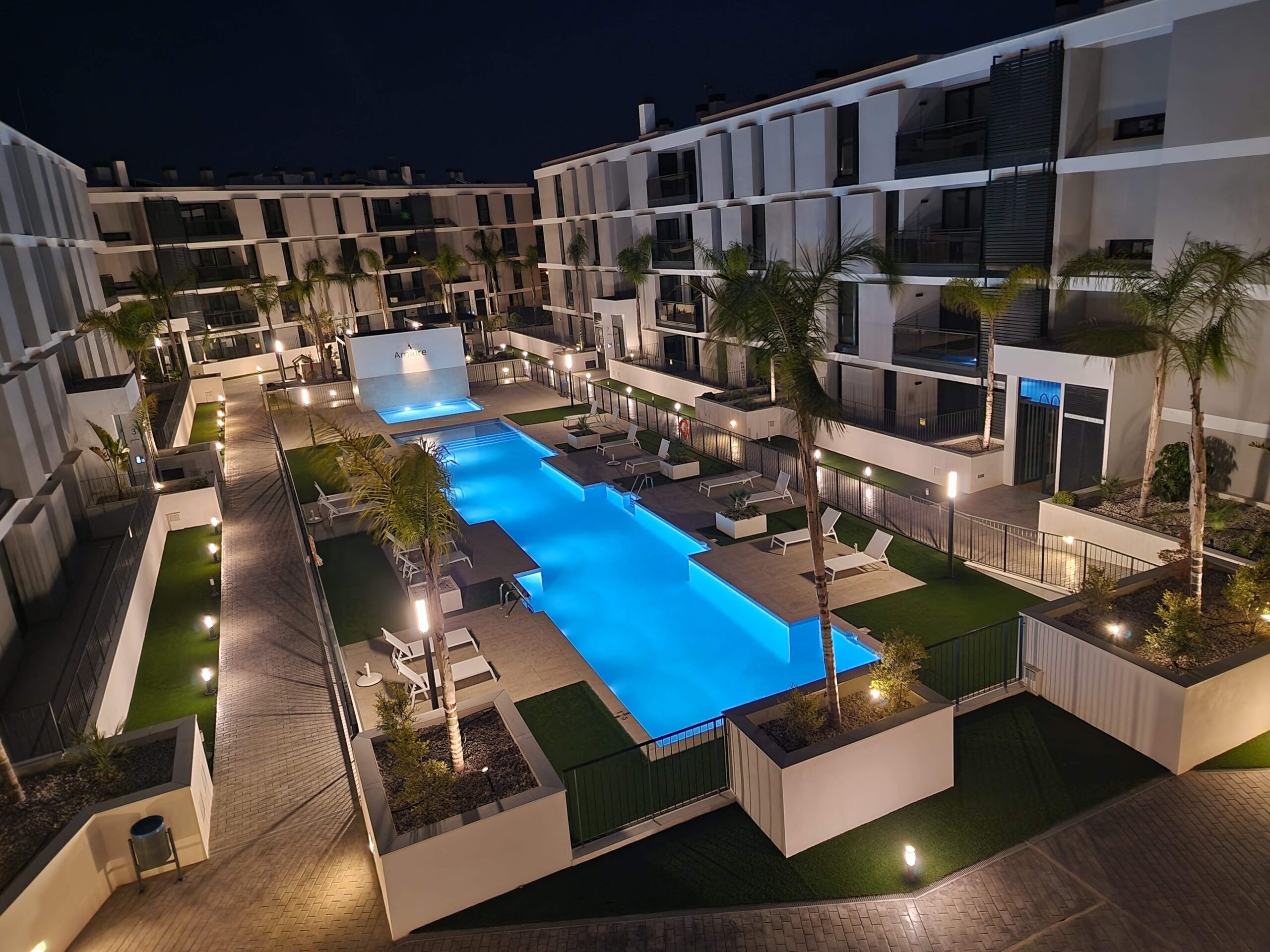 Urbanización Amaire de noche con piscina, San Juan de Alicante