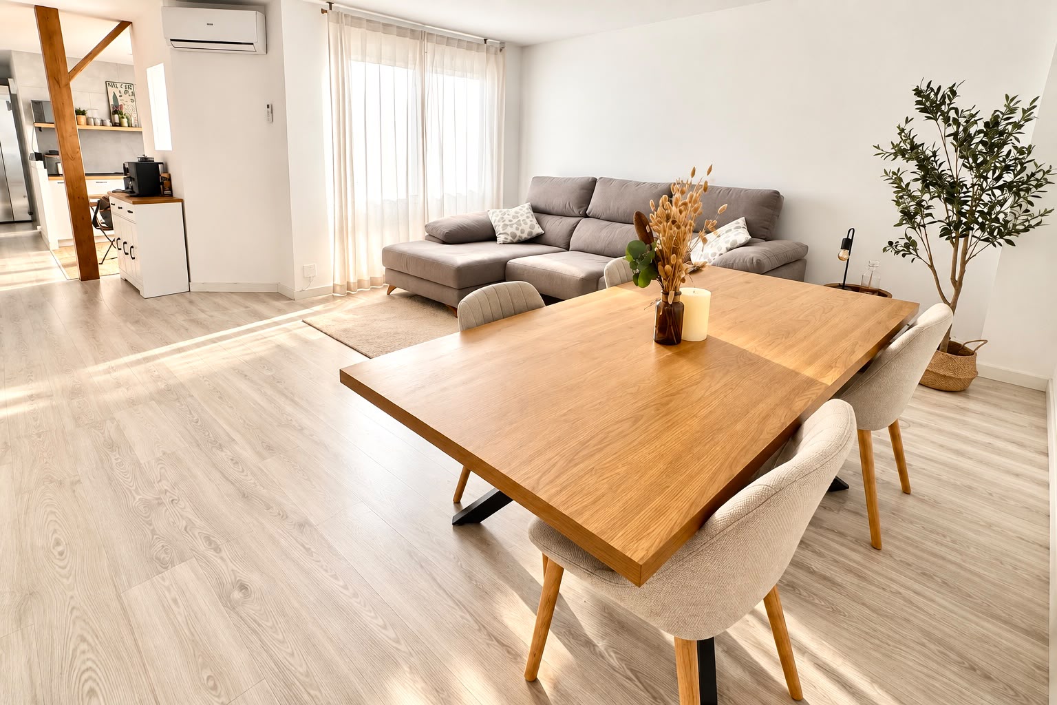 Amplio salón comedor con mesa de madera