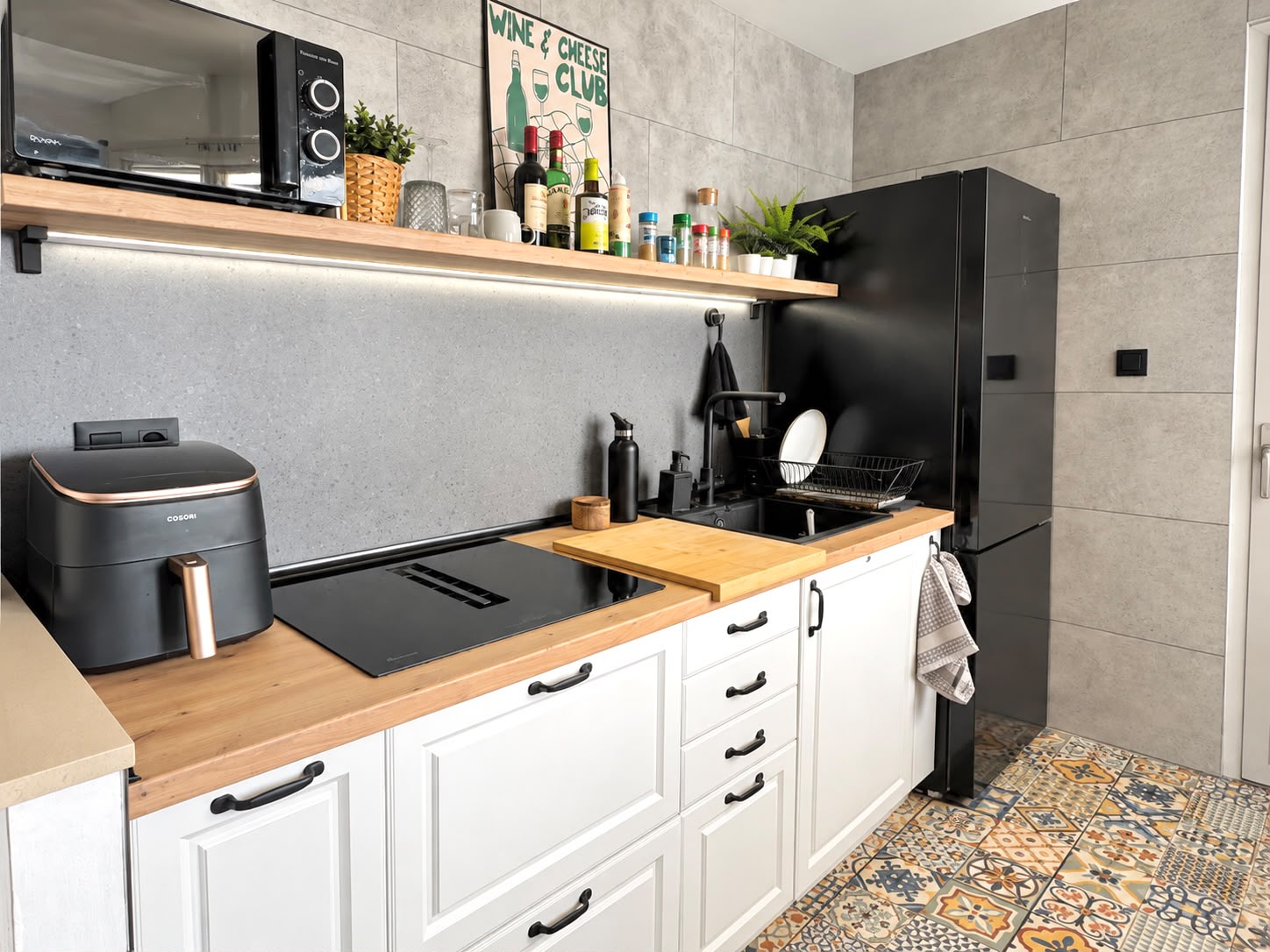 Cocina equipada con placa de inducción y nevera