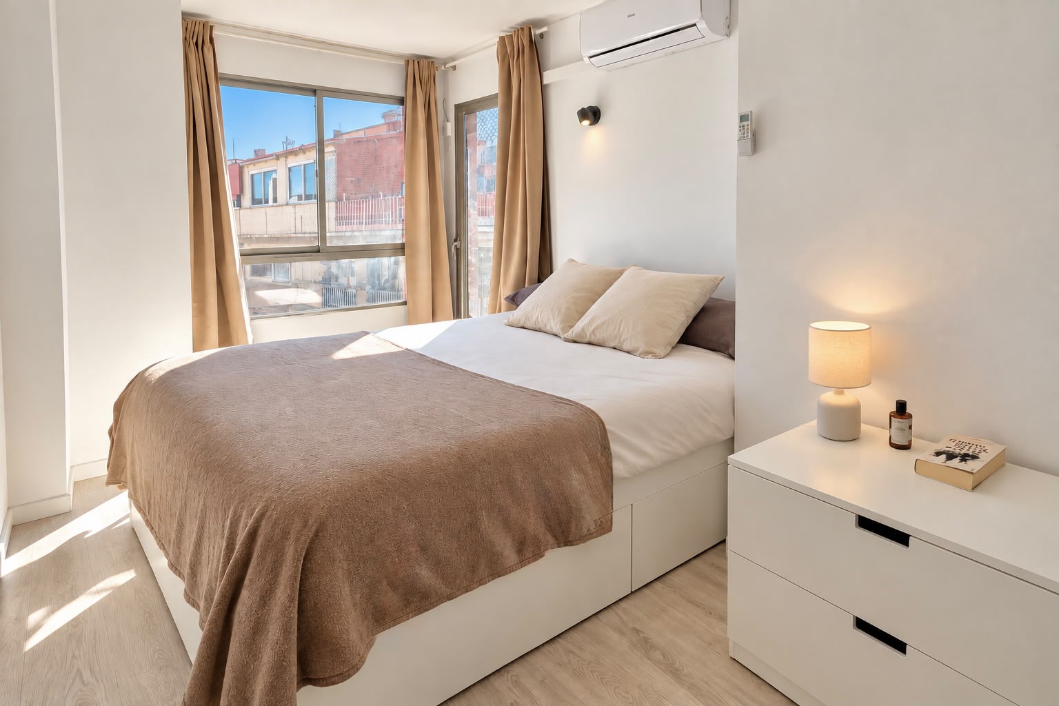 Dormitorio con cama doble y aire acondicionado