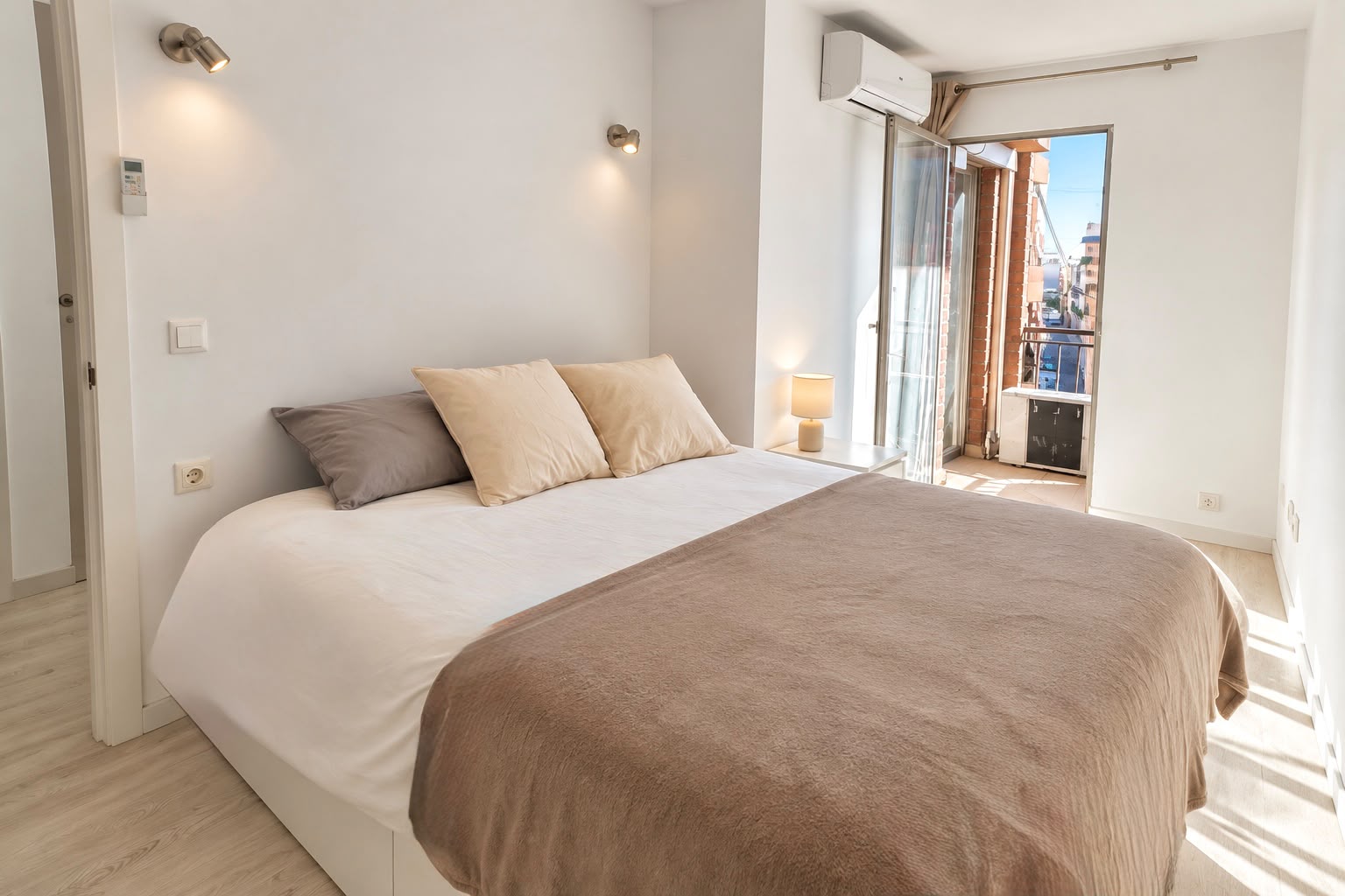 Dormitorio con cama doble y balcón