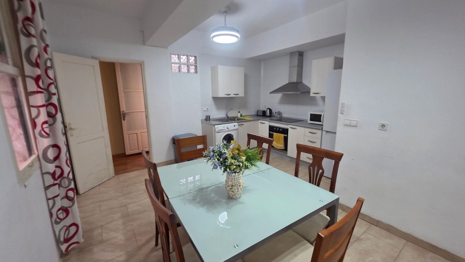 Comedor junto a la cocina, con mesa para el grupo