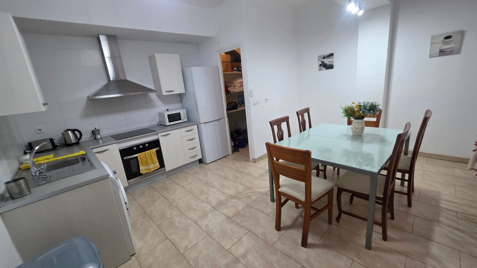 Cocina equipada con comedor